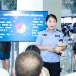 快递小姐姐警察蜀黍们上一课警花小姐姐教新生开学迎新季多点开出校园安全“第一课”